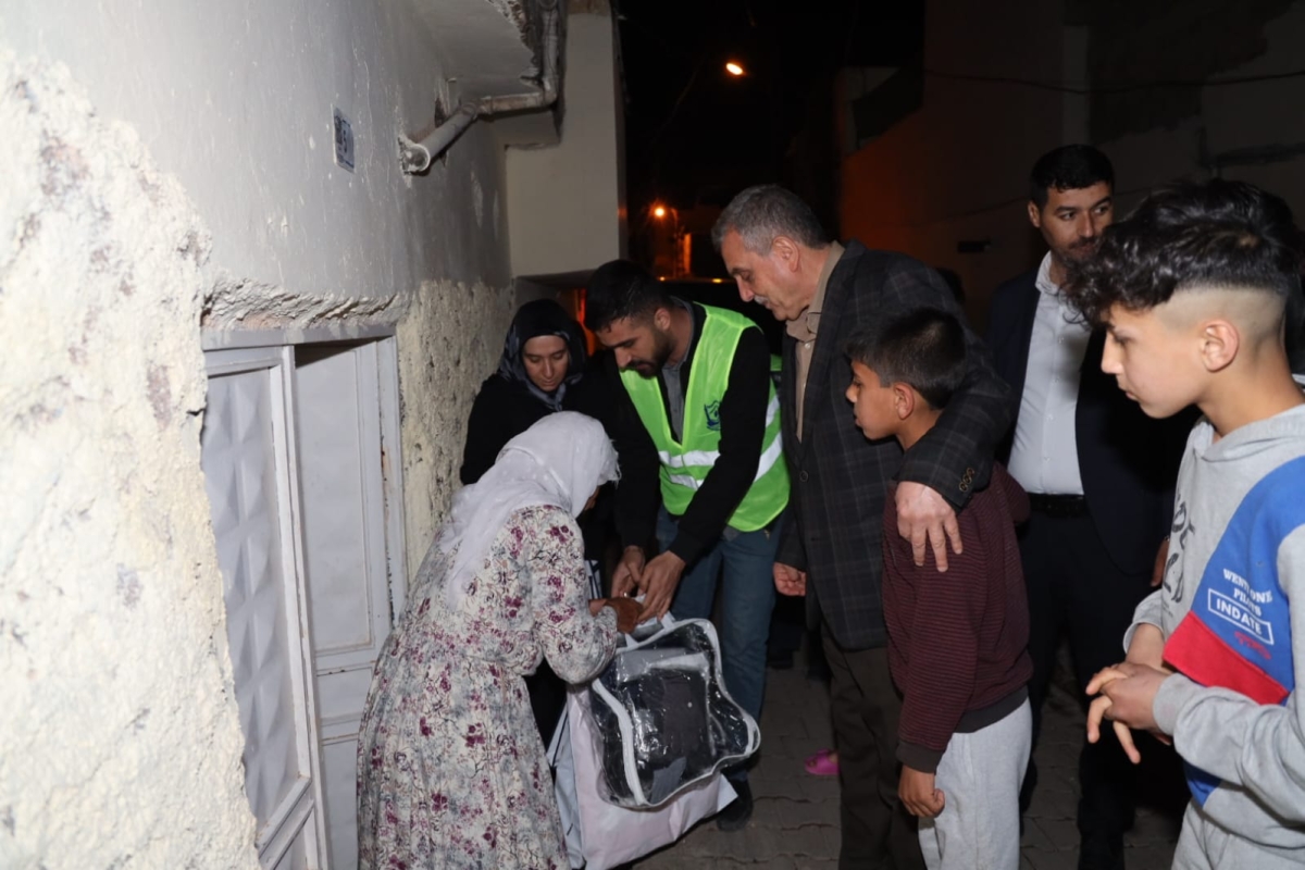 BAŞKAN BEYAZGÜL, SELDEN ETKİLENEN AİLELERİ UNUTMADI, ÇOCUKLARIN BAYRAMLIKLARI BAŞKAN BEYAZGÜL’DEN