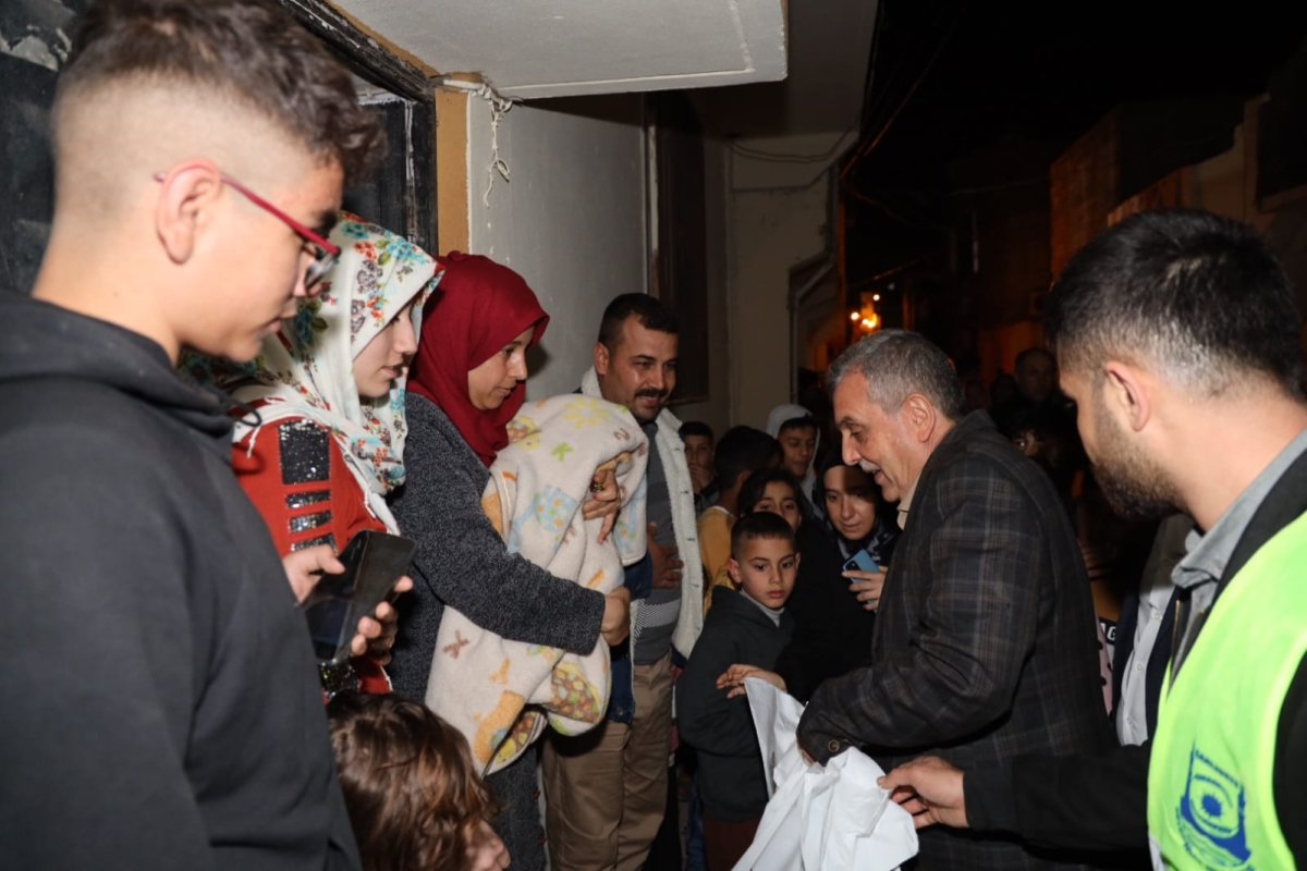 BAŞKAN BEYAZGÜL, SELDEN ETKİLENEN AİLELERİ UNUTMADI, ÇOCUKLARIN BAYRAMLIKLARI BAŞKAN BEYAZGÜL’DEN