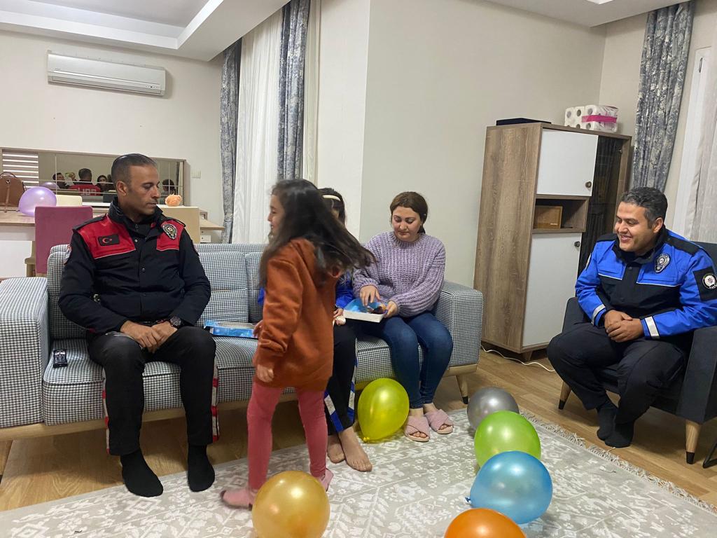 Şanlıurfa'da polislerden şehit kızına doğum günü partisi