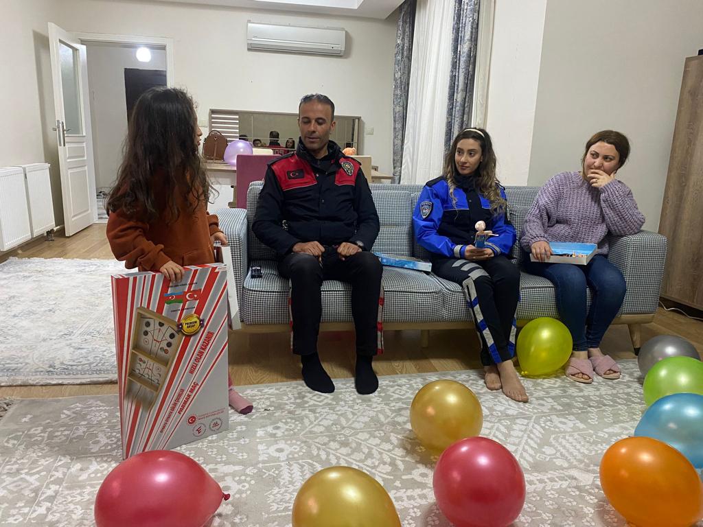 Şanlıurfa'da polislerden şehit kızına doğum günü partisi