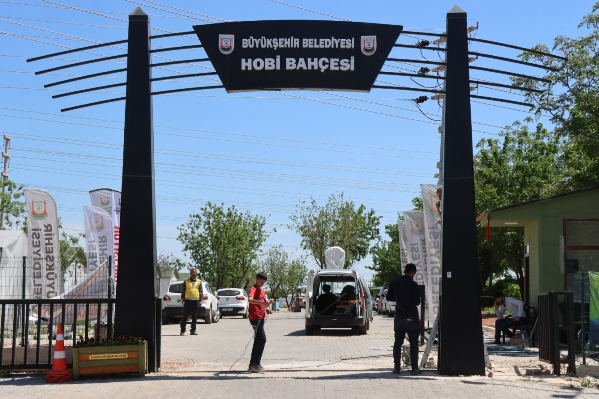 : BÜYÜKŞEHİR BELEDİYESİNDEN VATANDAŞLARA İSOT FİDESİ DAĞITILDI