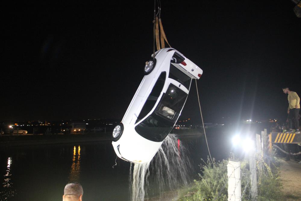 Araç sulama kanalına uçtu