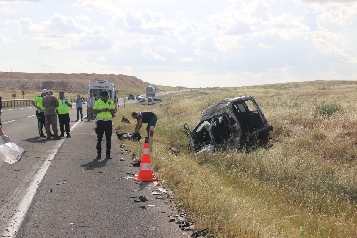 Şanlıurfa suruç yolunda feci kaza 6 ölü, 1 yaralı ,