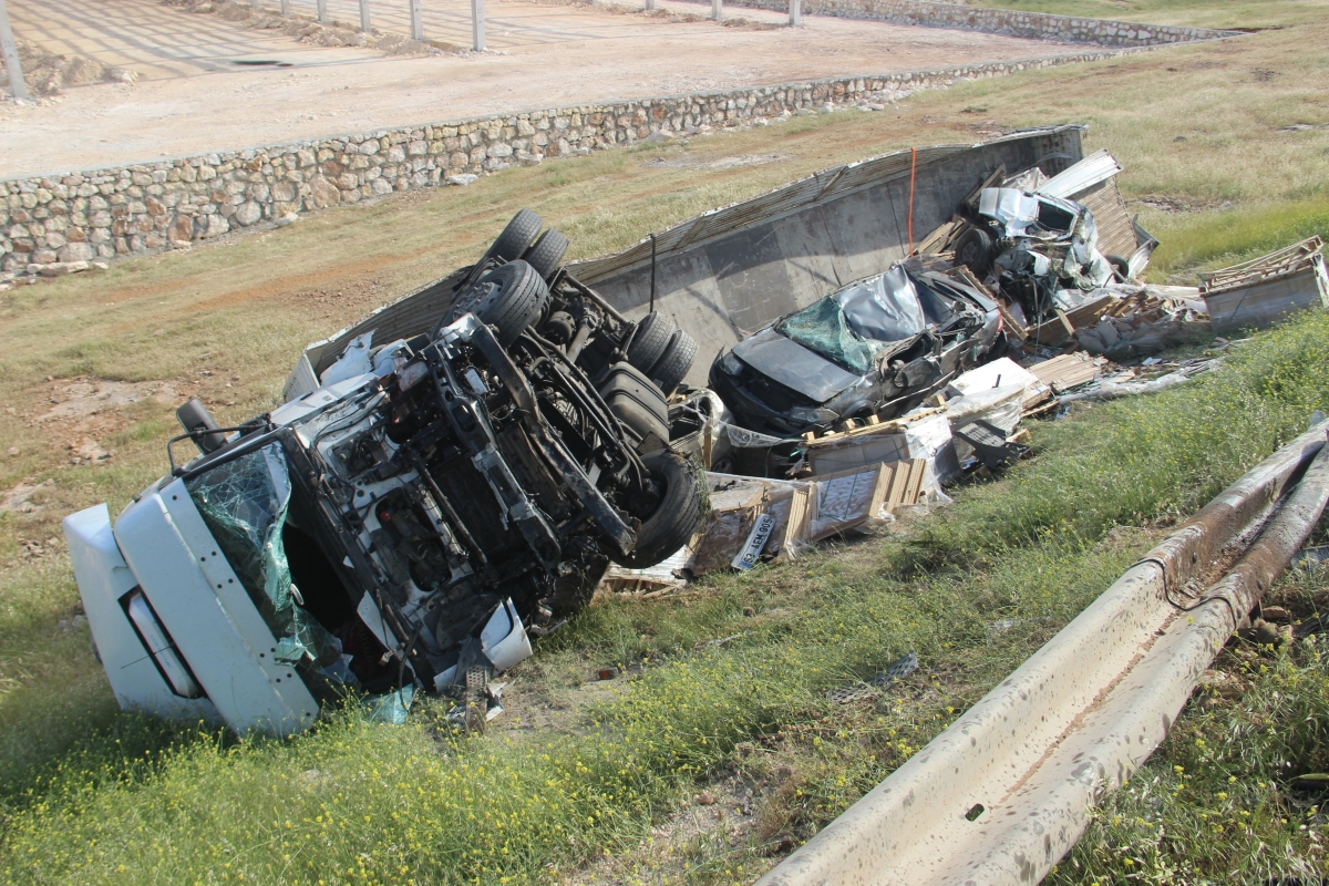 Şanlıurfa suruç yolunda feci kaza 6 ölü, 1 yaralı ,