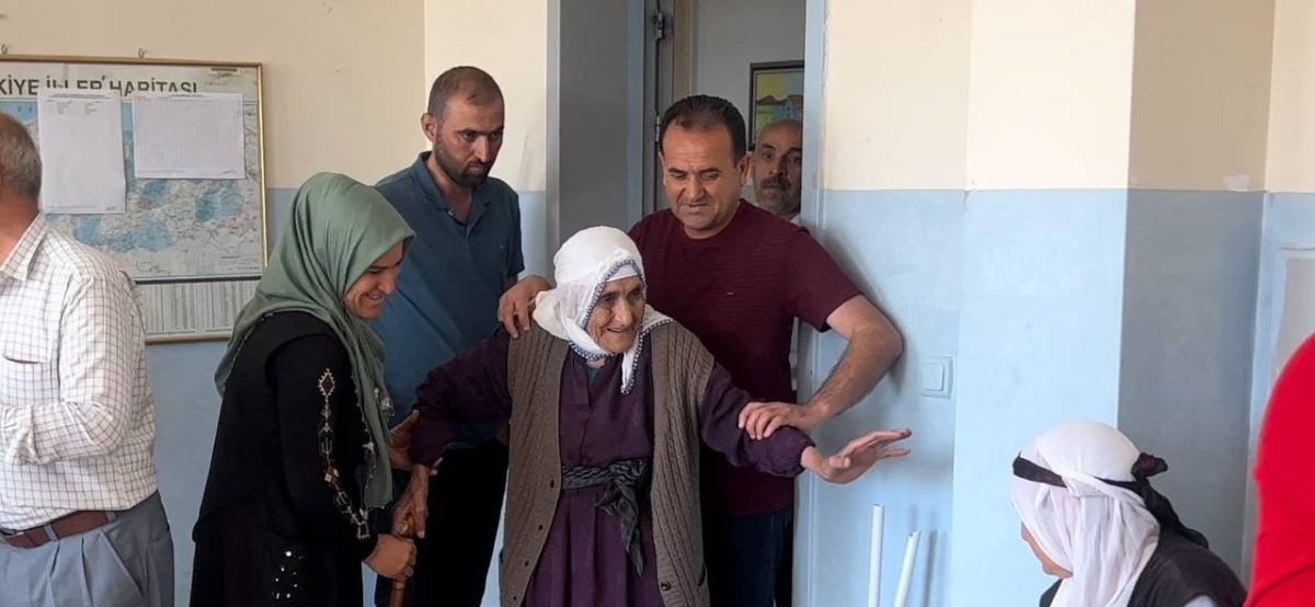 Şanlıurfa'da Asırlık çınar sandığa yürüyerek gitti