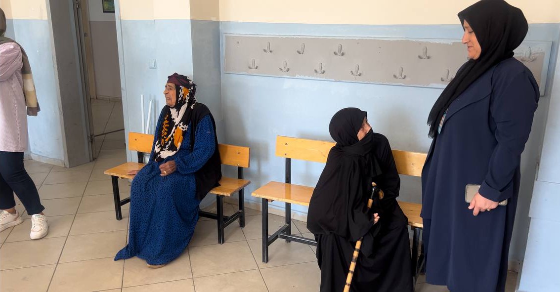 Şanlıurfa'da Asırlık çınar sandığa yürüyerek gitti