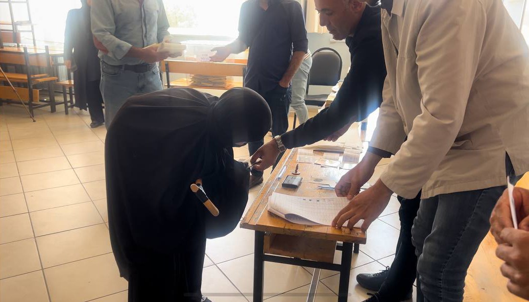 Şanlıurfa'da Asırlık çınar sandığa yürüyerek gitti
