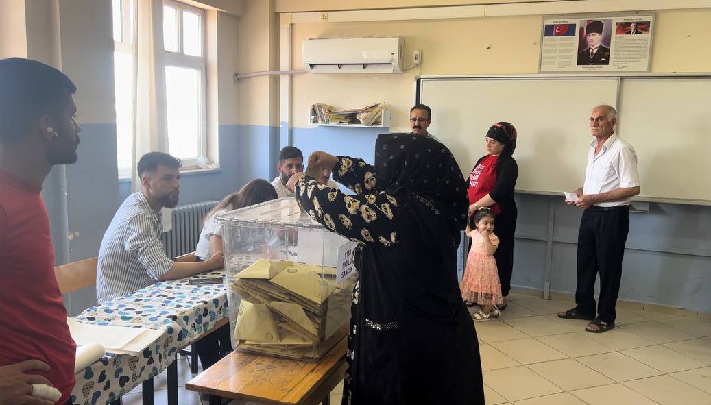 Şanlıurfa'da Asırlık çınar sandığa yürüyerek gitti
