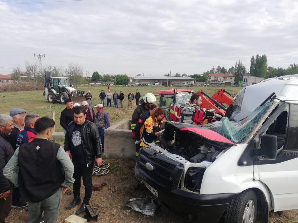Şanlıurfalı Tarım işçilerini taşıyan minibüs devrildi: 1 ölü, 8 yaralı