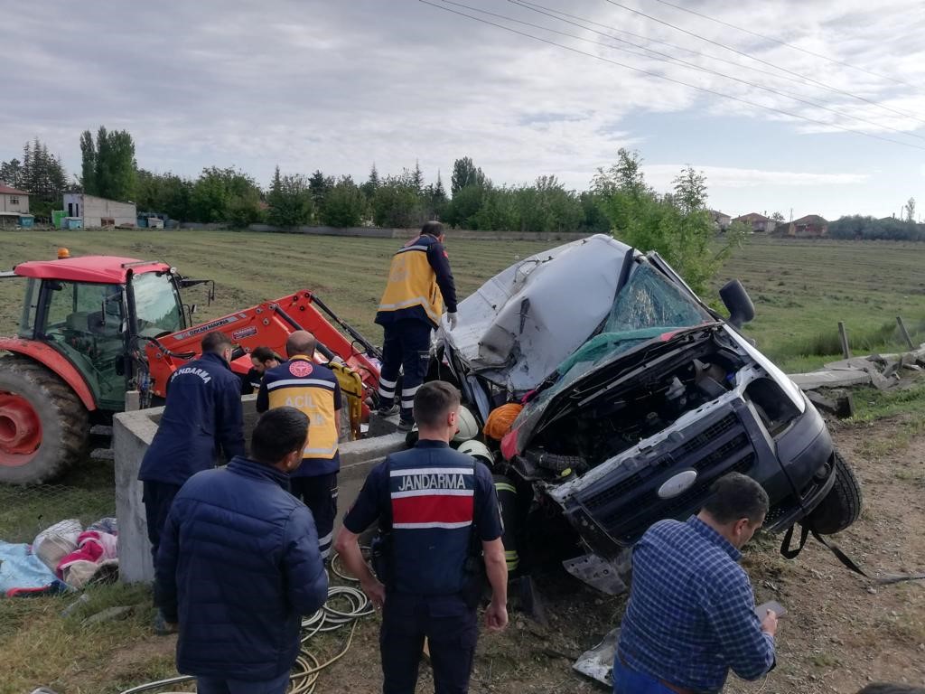 Şanlıurfalı Tarım işçilerini taşıyan minibüs devrildi: 1 ölü, 8 yaralı