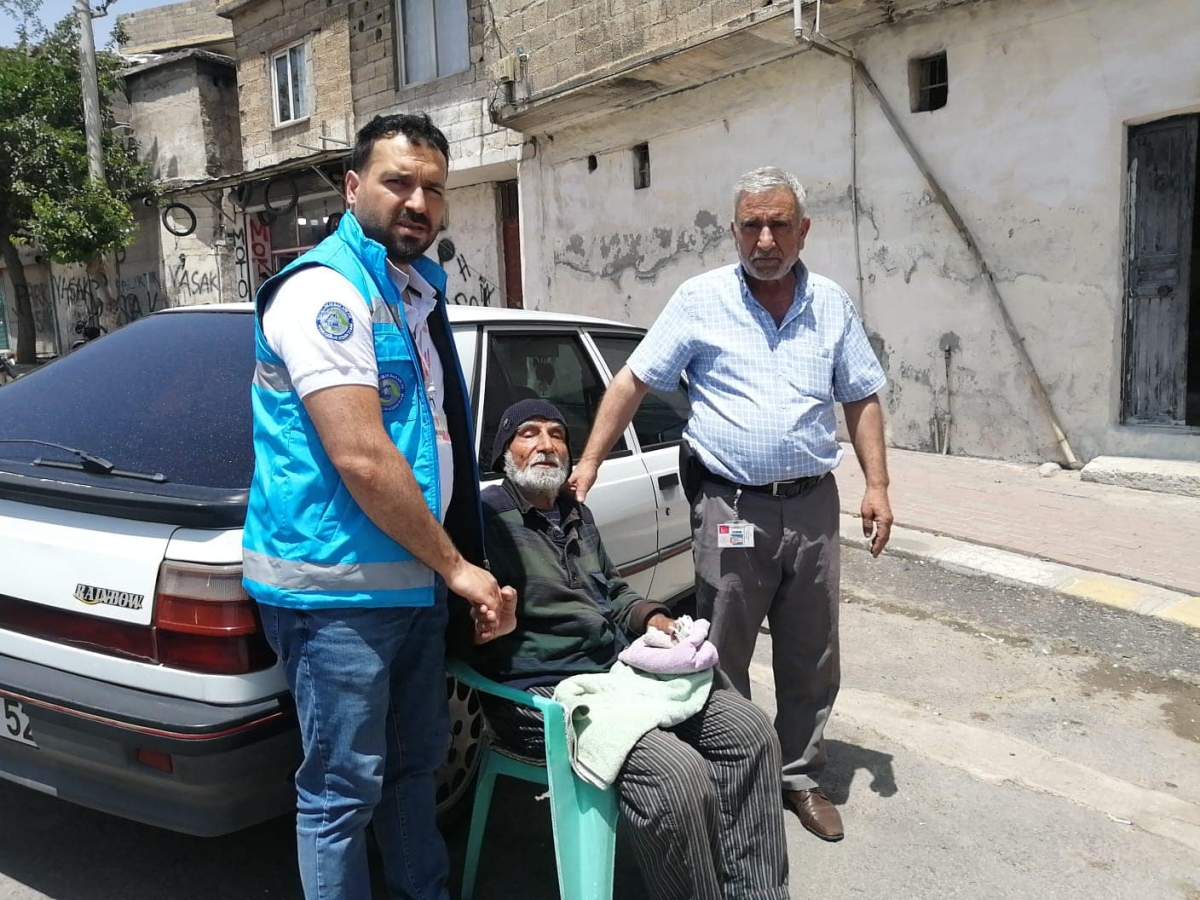 187 vatandaşa sağlık personeli refakat etti