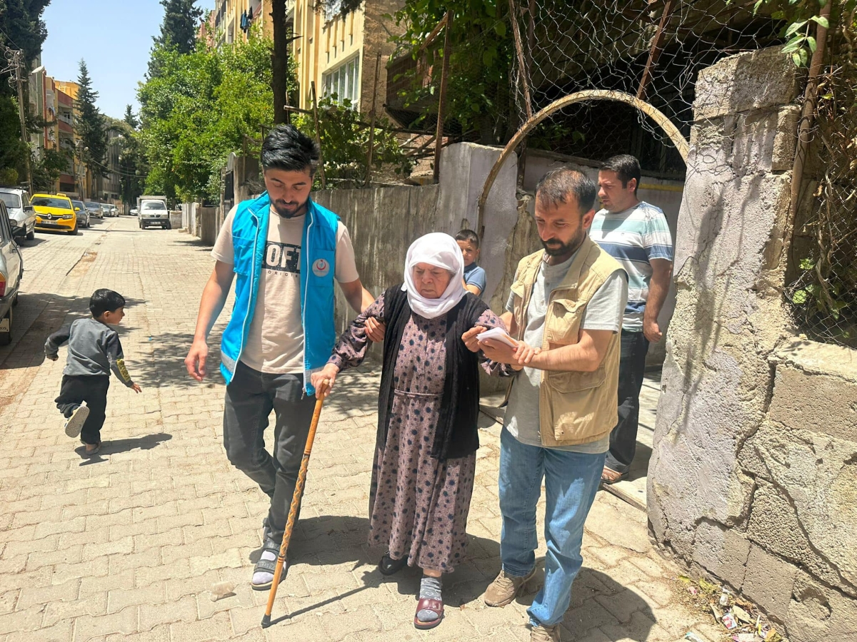 187 vatandaşa sağlık personeli refakat etti