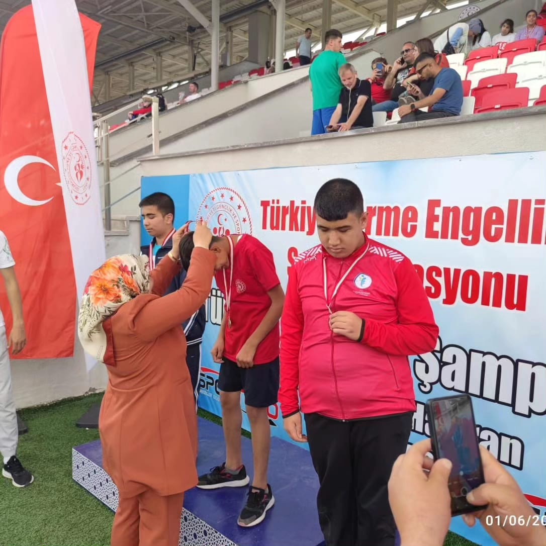 Görme engelli çocuklar madalya