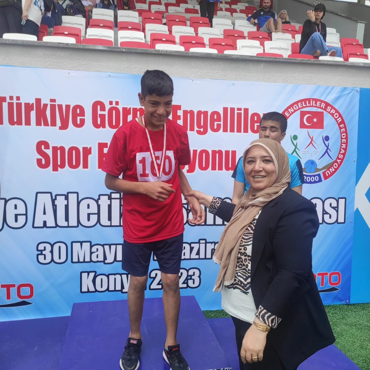 Görme engelli çocuklar madalya