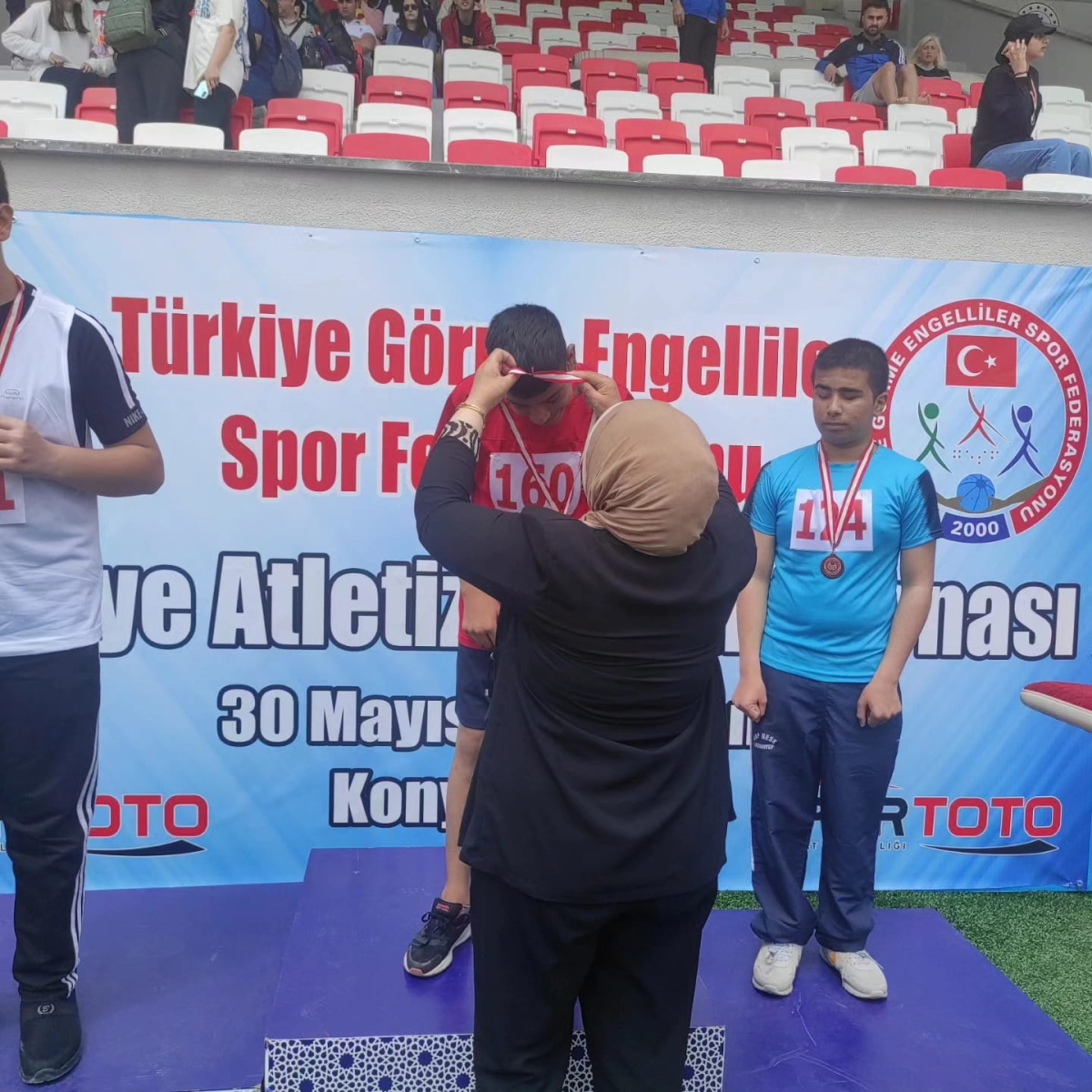 Görme engelli çocuklar madalya