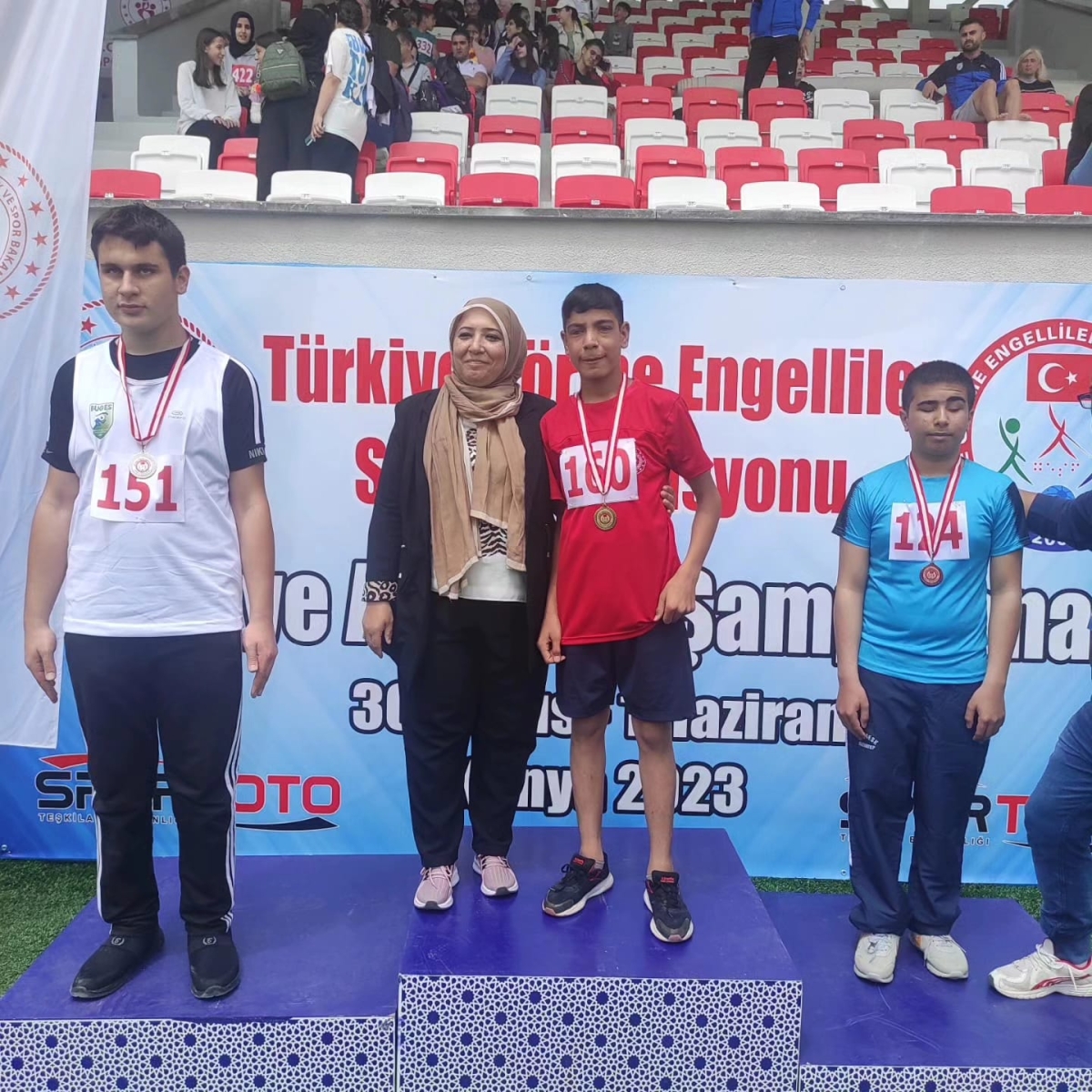 Görme engelli çocuklar madalya