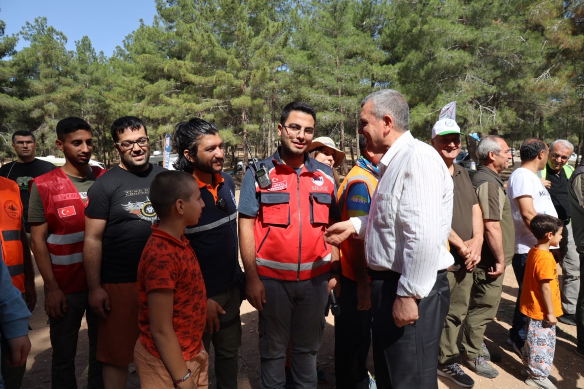 şanlıurfa ormanında çöp toplama