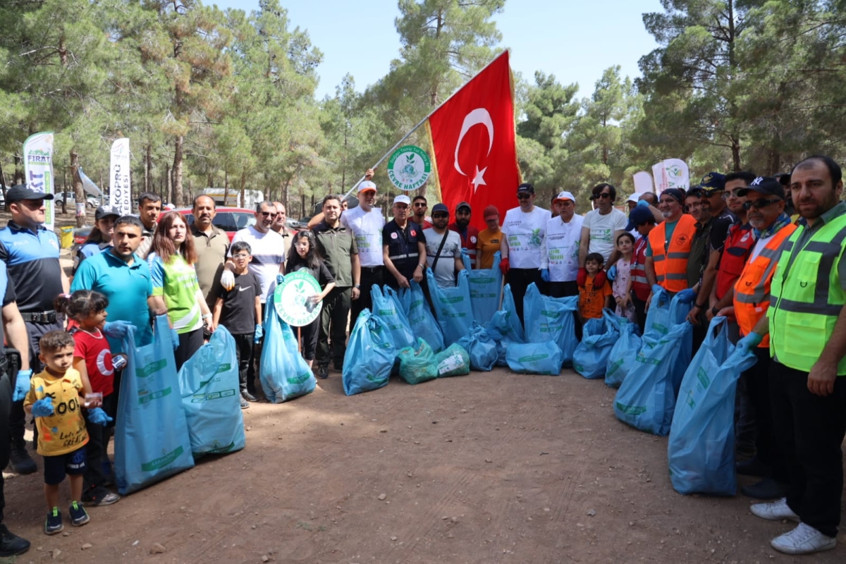 şanlıurfa ormanında çöp toplama