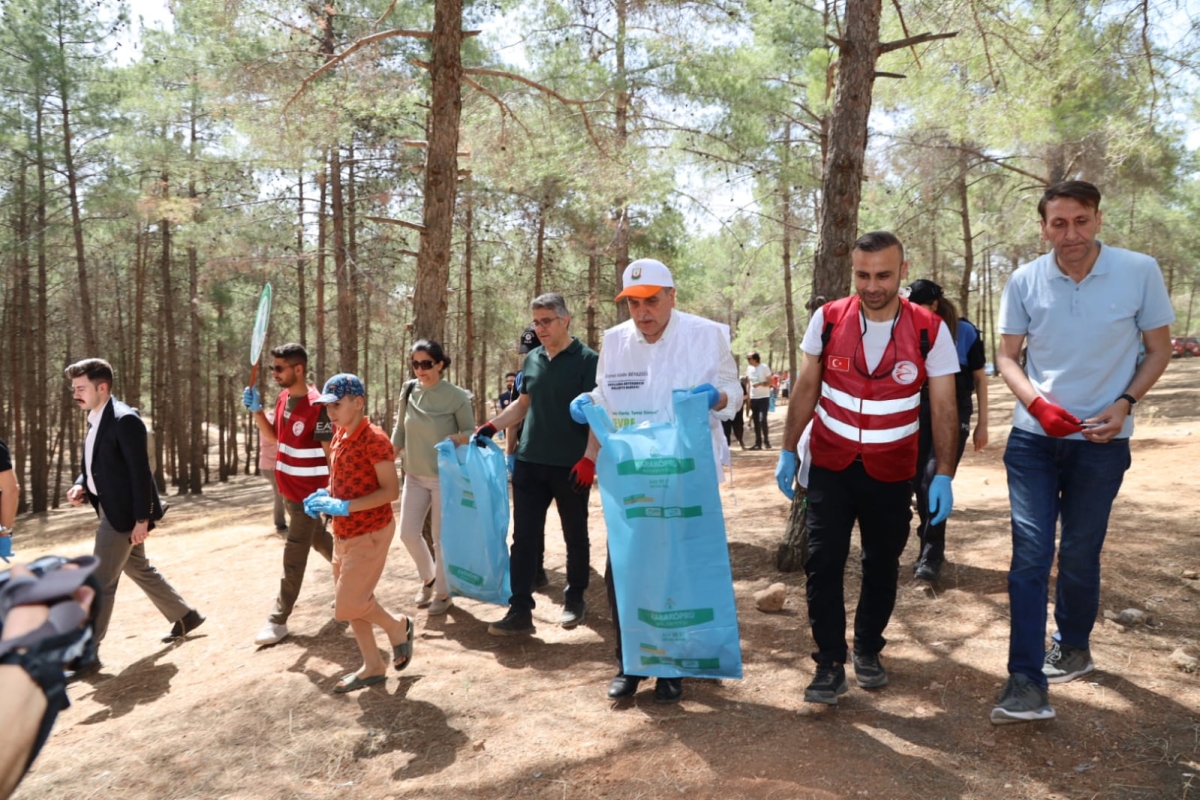 şanlıurfa ormanında çöp toplama