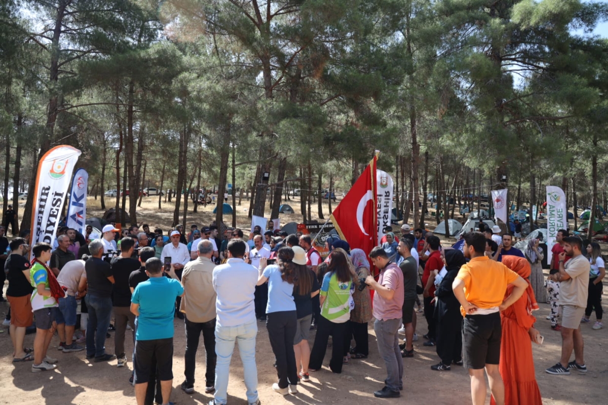şanlıurfa ormanında çöp toplama