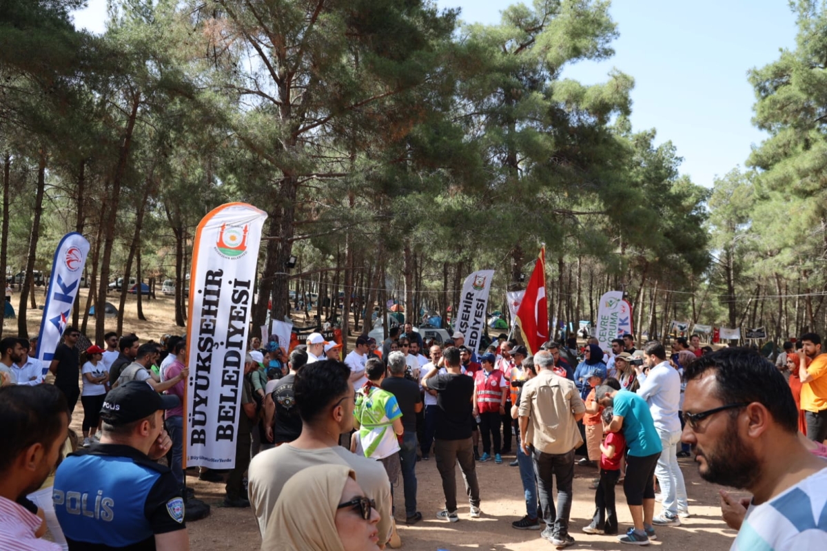 şanlıurfa ormanında çöp toplama