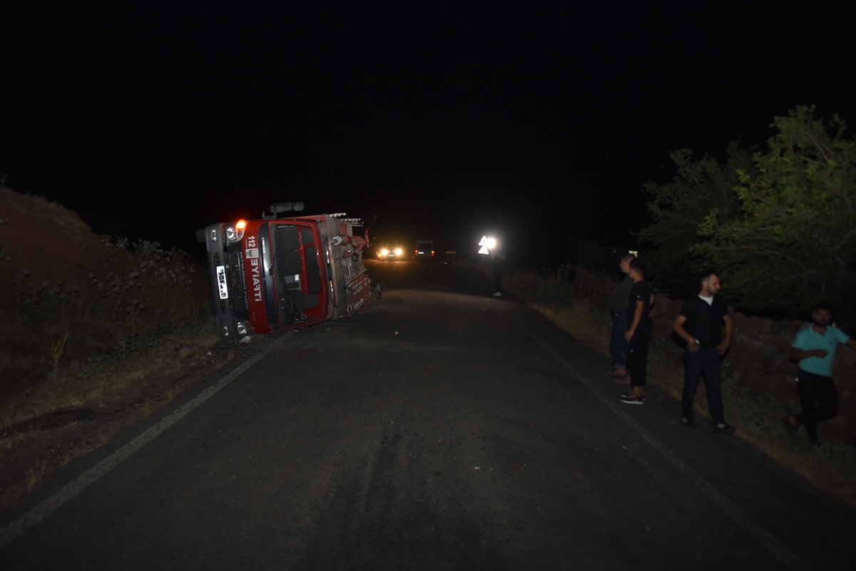Şanlıurfa'da itfaiye aracının devrilmesi sonucu 3 itfaiye eri yaralandı