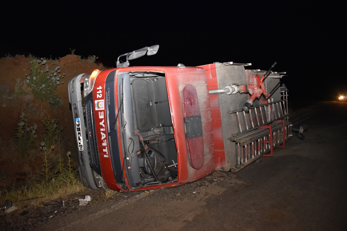 Şanlıurfa'da itfaiye aracının devrilmesi sonucu 3 itfaiye eri yaralandı