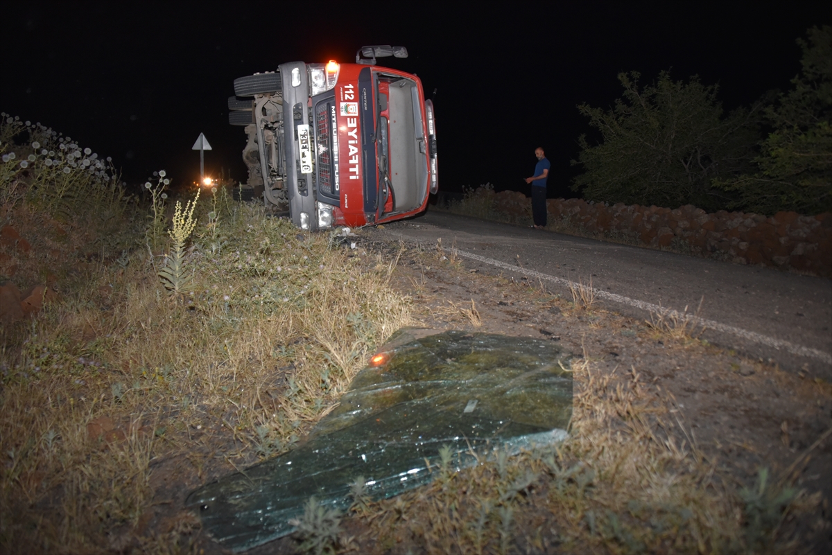 Şanlıurfa'da itfaiye aracının devrilmesi sonucu 3 itfaiye eri yaralandı