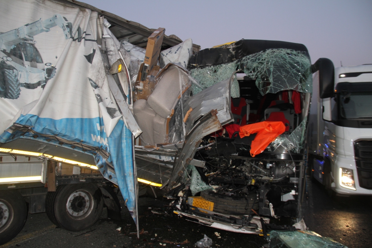 Yolcu Otobüsü İle Tır Çarpıştı: 1 Ölü, 32 Yaralı