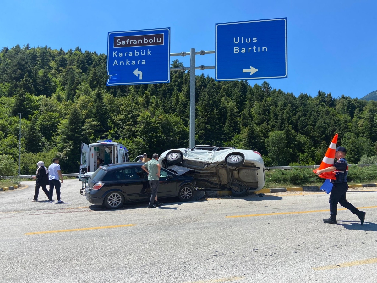Karabük’te 2 otomobil çarpıştı: 1 ölü, 9 yaralı