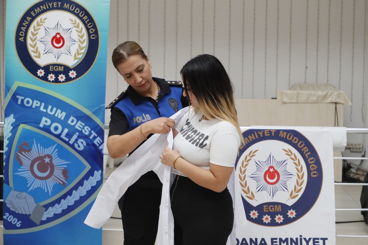 İlk makyaj polise
