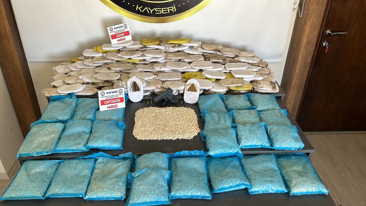 Polisten kaçan uyuşturucu tacirlerinin aracı takla attı