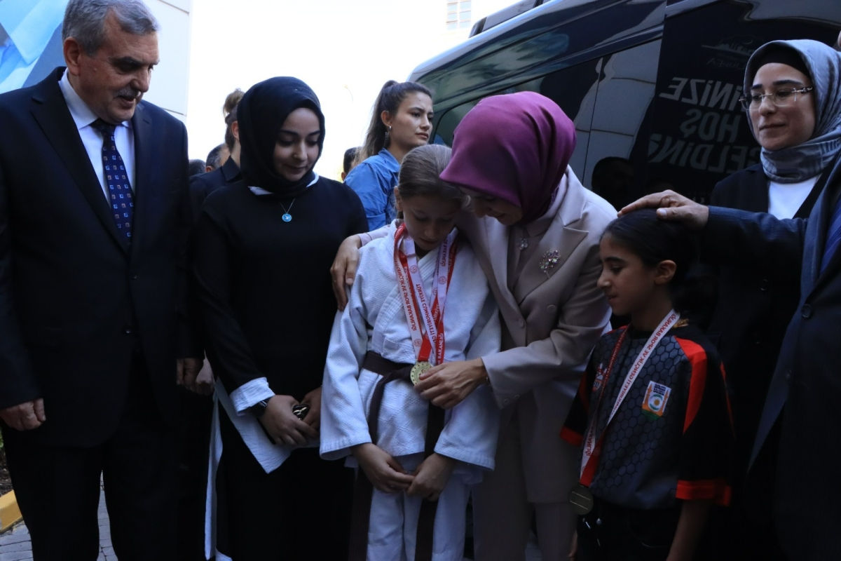 BAKAN MAHİNUR ÖZDEMİR GÖKTAŞ’TAN BAŞKAN BEYAZGÜL’E ZİYARET