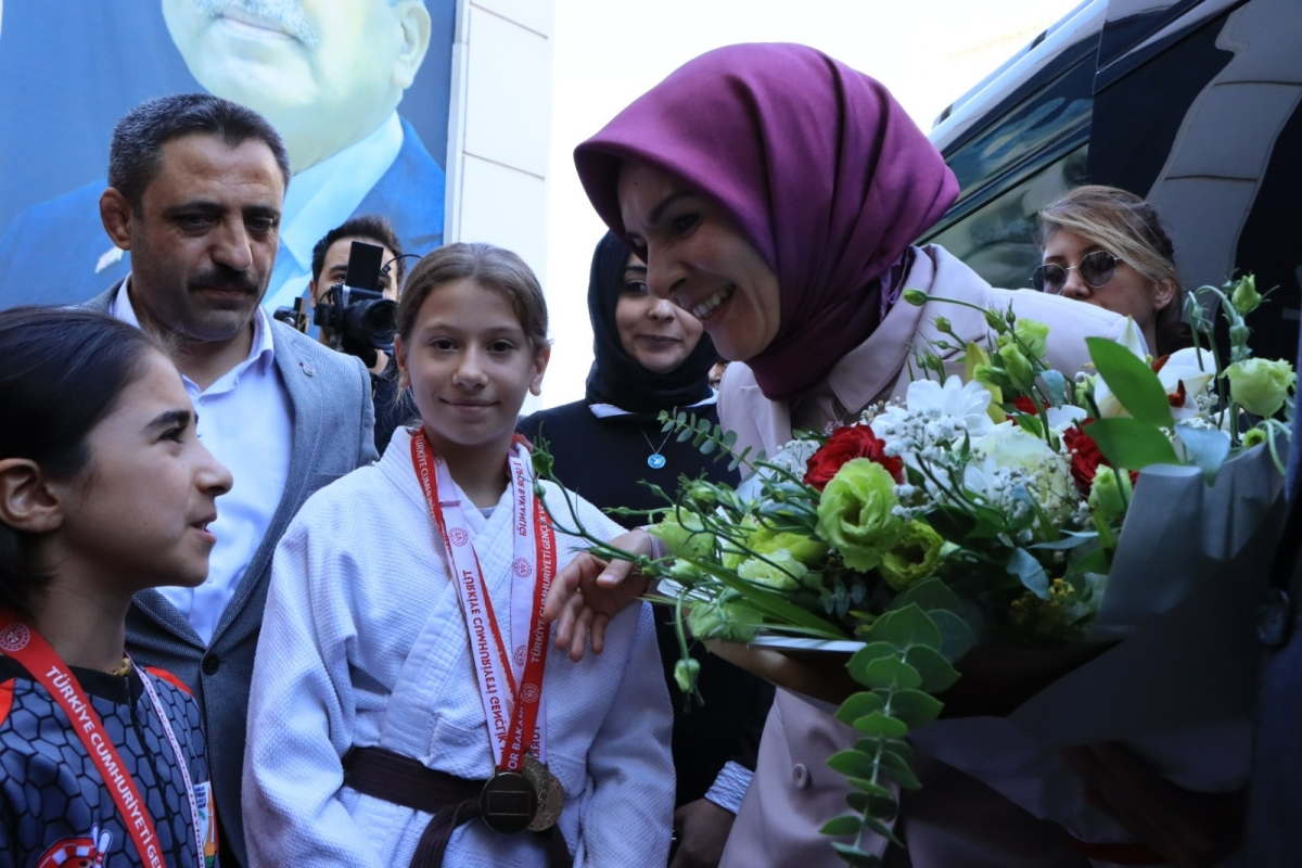 BAKAN MAHİNUR ÖZDEMİR GÖKTAŞ’TAN BAŞKAN BEYAZGÜL’E ZİYARET