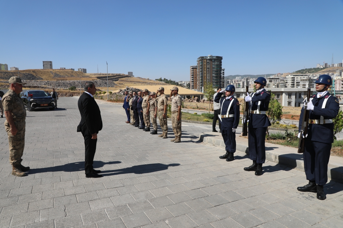 VALİ ŞILDAK İL EMNİYET MÜDÜRLÜĞÜ VE İL JANDARMA KOMUTANLIĞINI ZİYARET ETTİ