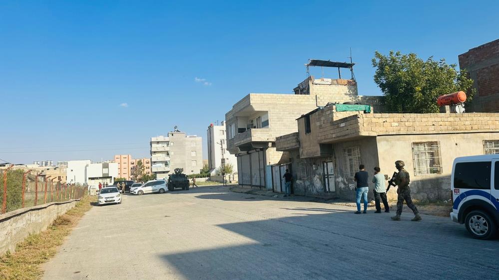 Evde sıkıştırılan uyuşturucu satıcıları polise ateş açtı