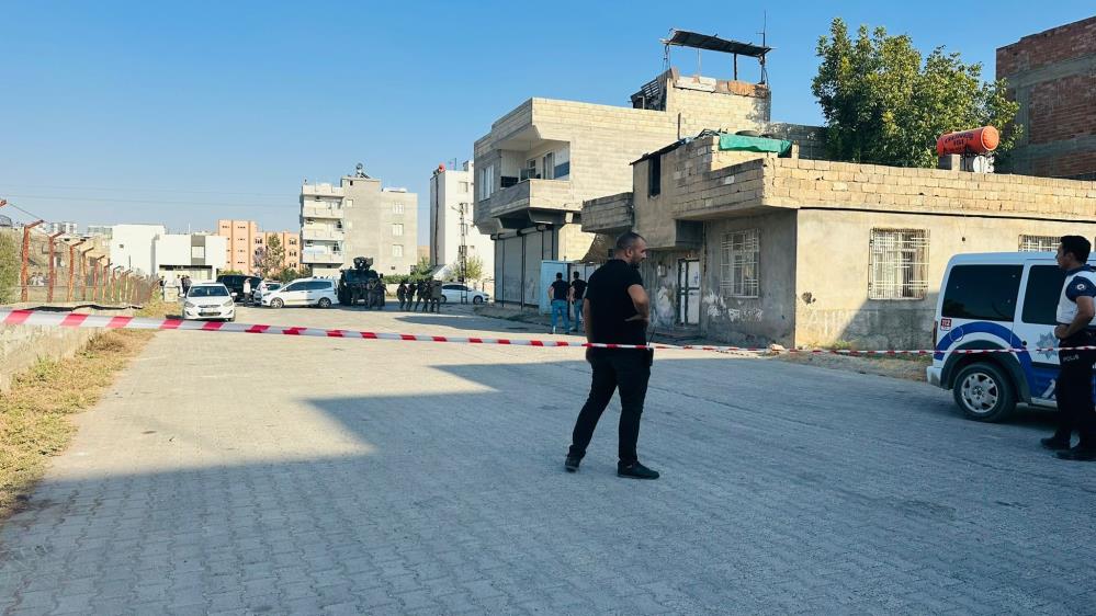 Evde sıkıştırılan uyuşturucu satıcıları polise ateş açtı