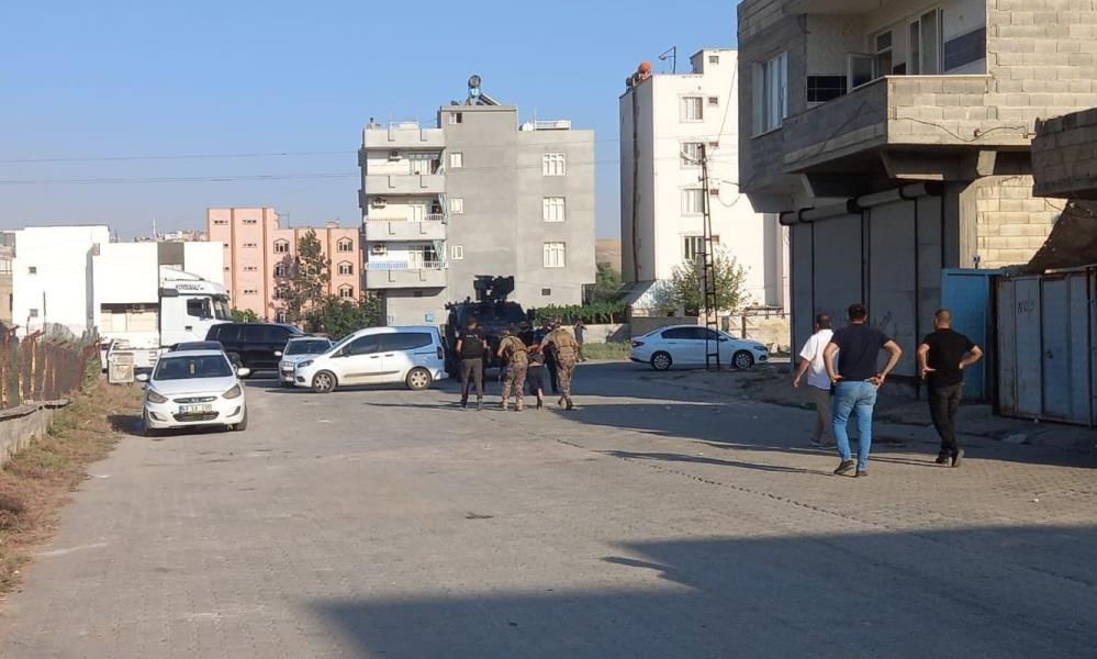 Evde sıkıştırılan uyuşturucu satıcıları polise ateş açtı