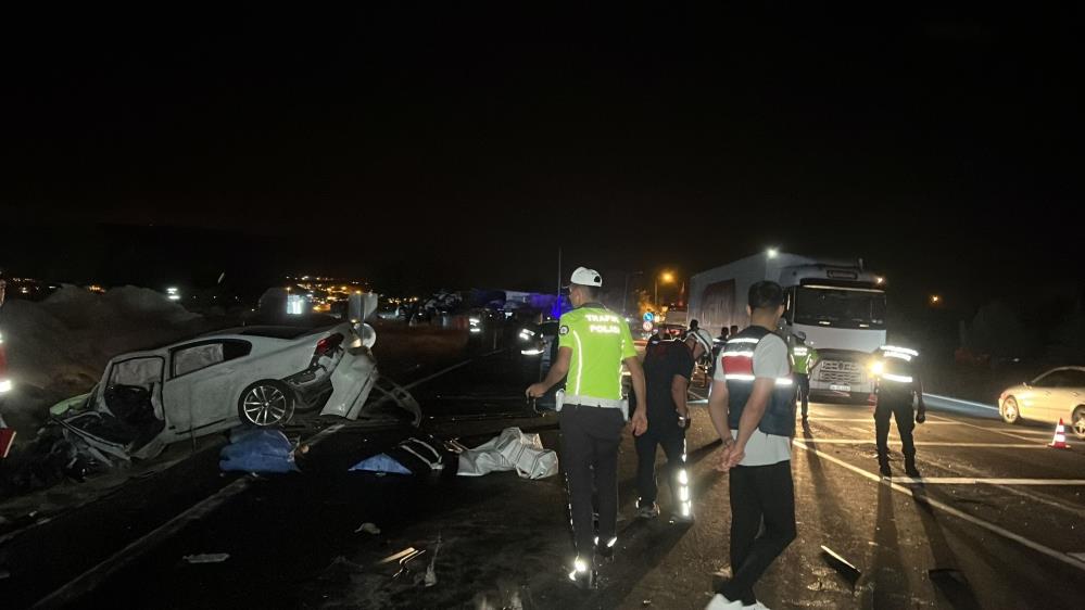 cip ile otomobil çarpıştı: 4 ölü, 2 yaralı