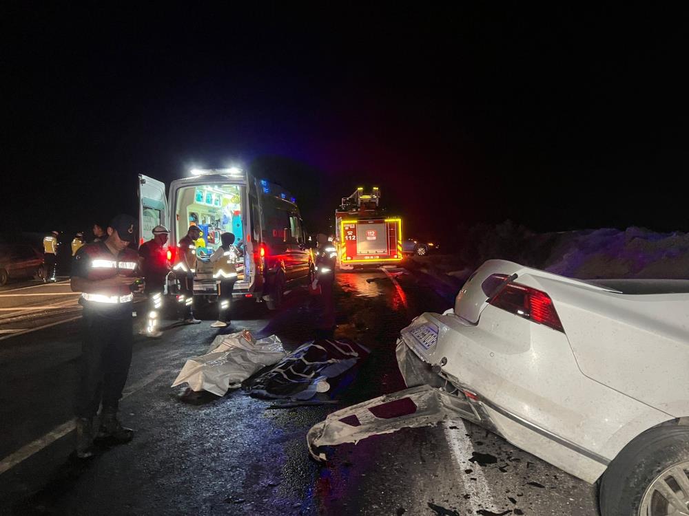 cip ile otomobil çarpıştı: 4 ölü, 2 yaralı
