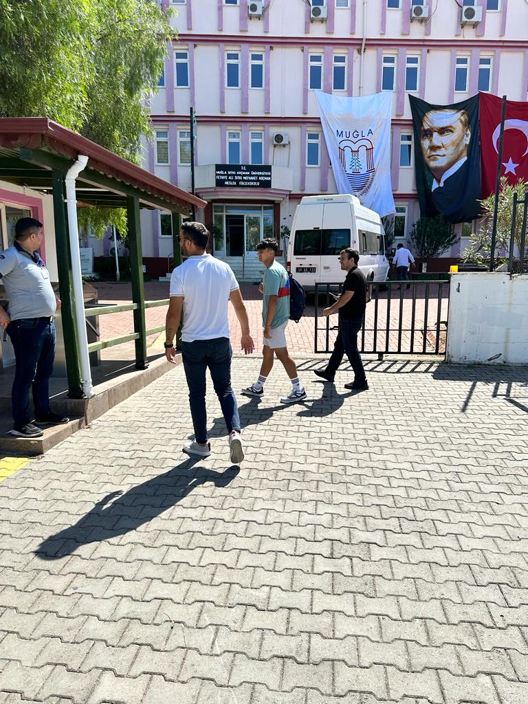 Fethiye Belediyesi ilkokul öğrencilerine yardımları devam ediyor