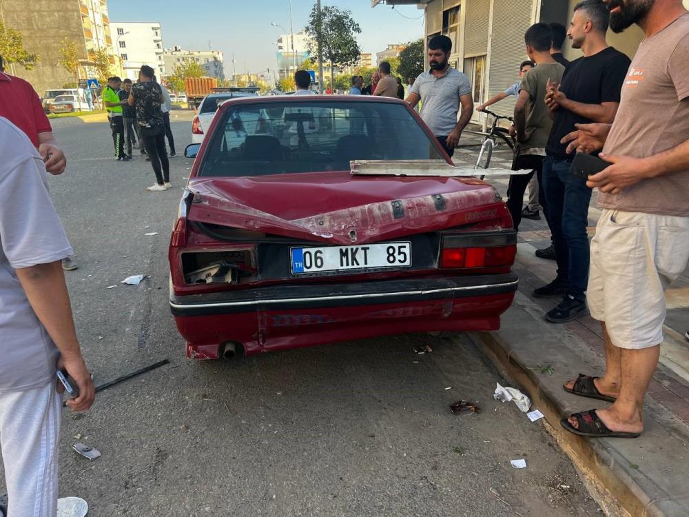 Freni boşalan kamyon araçların arasına daldı