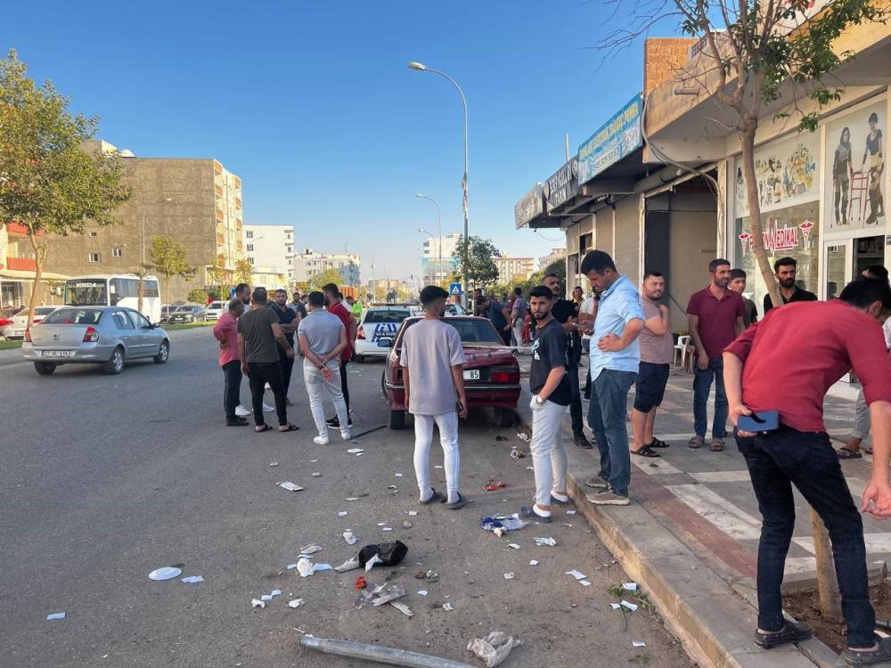Freni boşalan kamyon araçların arasına daldı