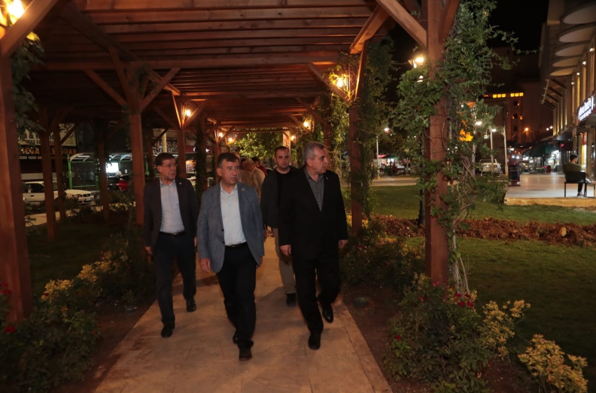 BAŞKAN BEYAZGÜL BELEDİYE VE KIZILAY BAHÇESİNDE VATANDAŞLARLA BİR ARAYA GELDİ