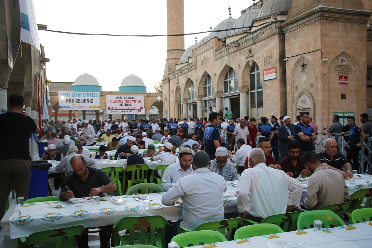 Binlerce kişi sabah namazında buluşarak tirit yedi