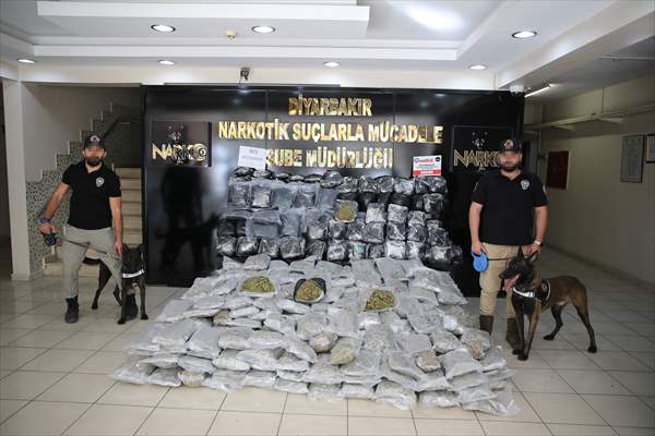 Diyarbakır'da düzenlenen operasyonlarda, 333 kilo 500 gram skunk, 18 kilo 250 gram esrar ele geçirildi.