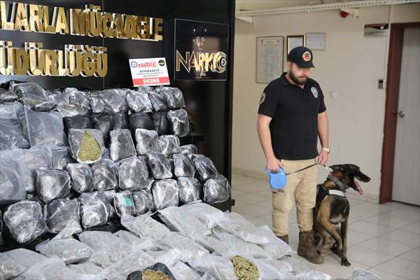 Diyarbakır'da düzenlenen operasyonlarda, 333 kilo 500 gram skunk, 18 kilo 250 gram esrar ele geçirildi.