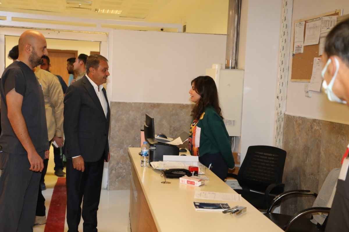 VALİ ŞILDAK EYYÜBİYE'DEKİ HASTANENİN ACİL SERVİSİNDE İNCELEME VE DENETIMDE BULUNDU