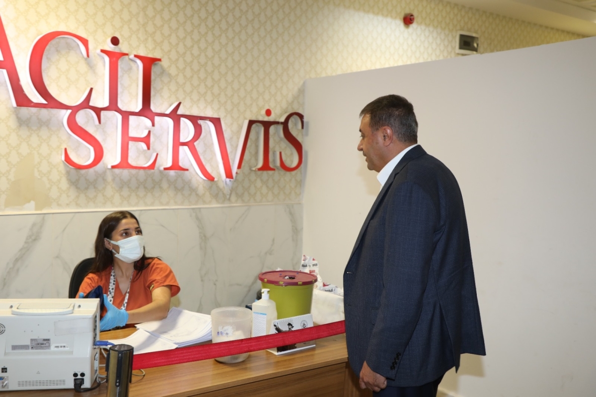 VALİ ŞILDAK EYYÜBİYE'DEKİ HASTANENİN ACİL SERVİSİNDE İNCELEME VE DENETIMDE BULUNDU