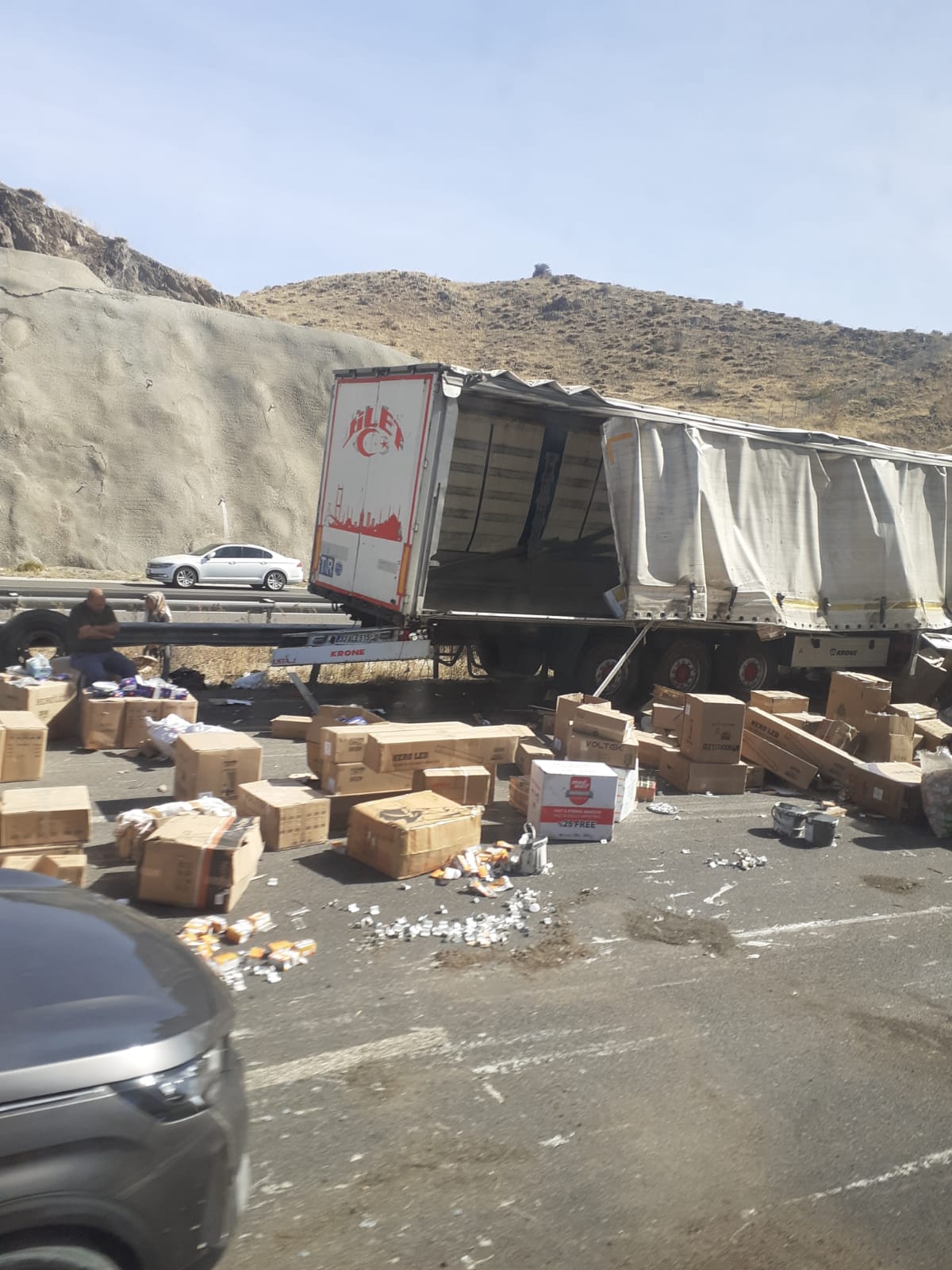 YARDIM TIRI KAZA YAPTI MALZEMELER YOLA SAÇILDI